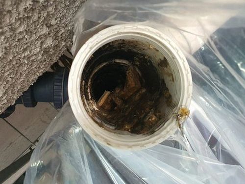 광명 하수구막힘 배수구 연결부와 배관 흐름을 단계별로 점검하는 장면