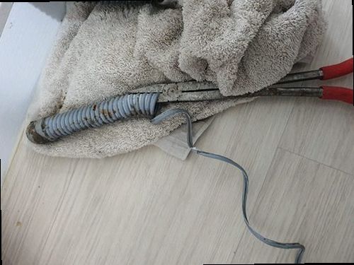광명 광명1동 하수구막힘 처리 후 배수 흐름과 재발 여부를 확인하는 모습