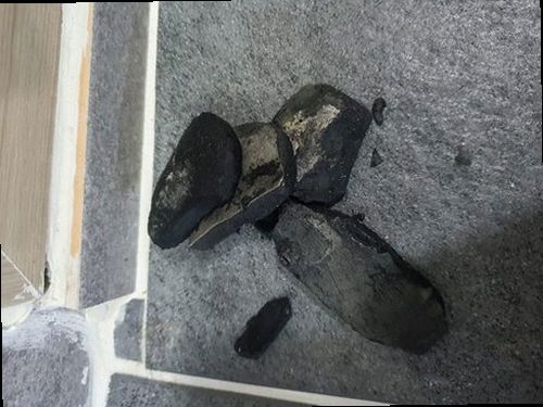 광명 소하동 하수구막힘 배수구 주변 오염과 물 고임 상태를 확인하는 모습