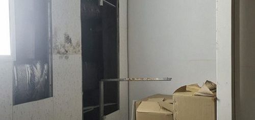 광명 하수구막힘 세면대 배수구 주변과 물 빠짐 상태를 확인하는 모습