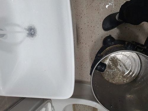 광명 하수구막힘 싱크대 배수구 아래 배관 점검 장면